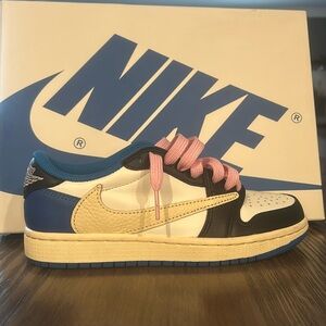 Nike Travis Scott fragment color way in a women’s size seven with box and laces
